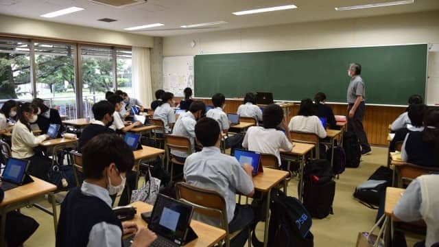 中１・高１にタブレット端末を用いた取り組みが始まりました